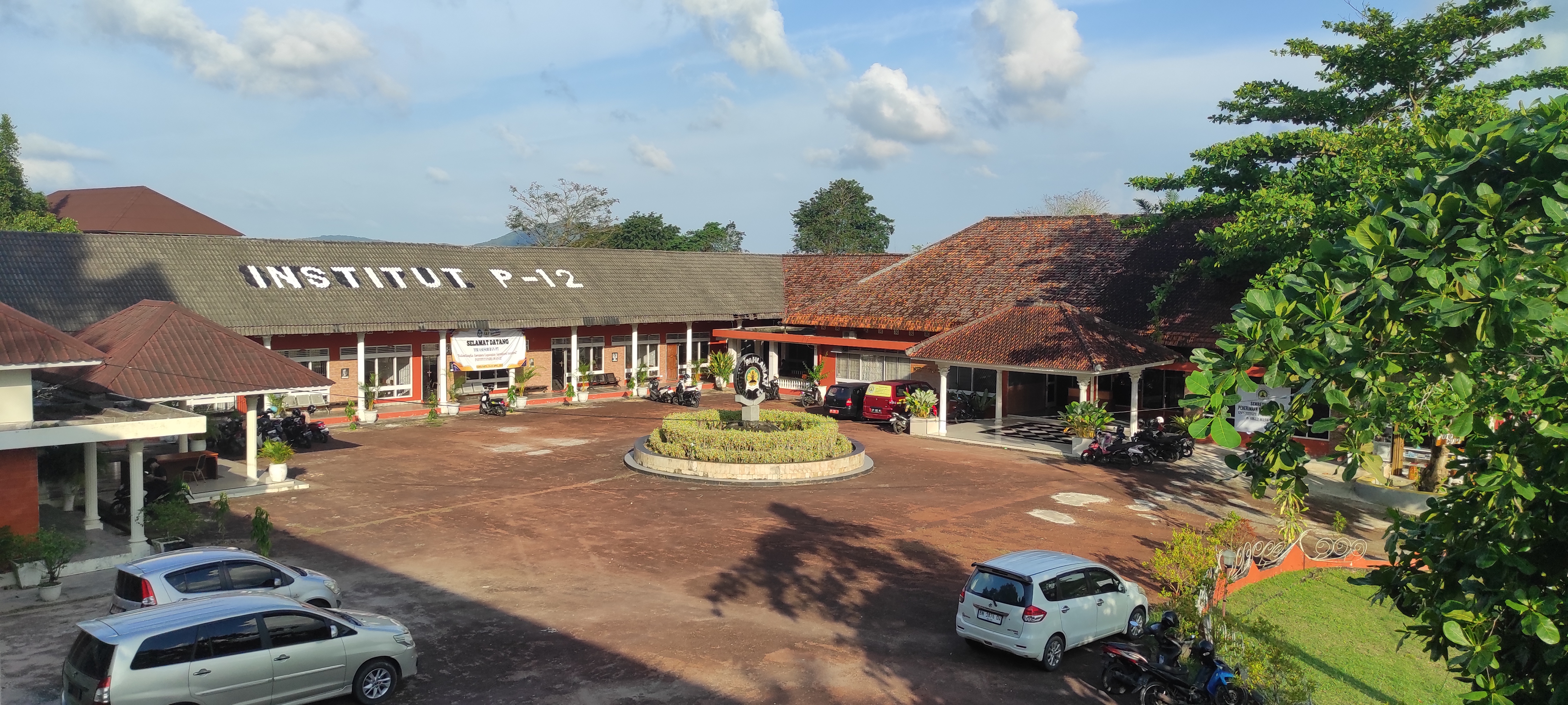 Gedung Kampus Institut Pahlawan 12
