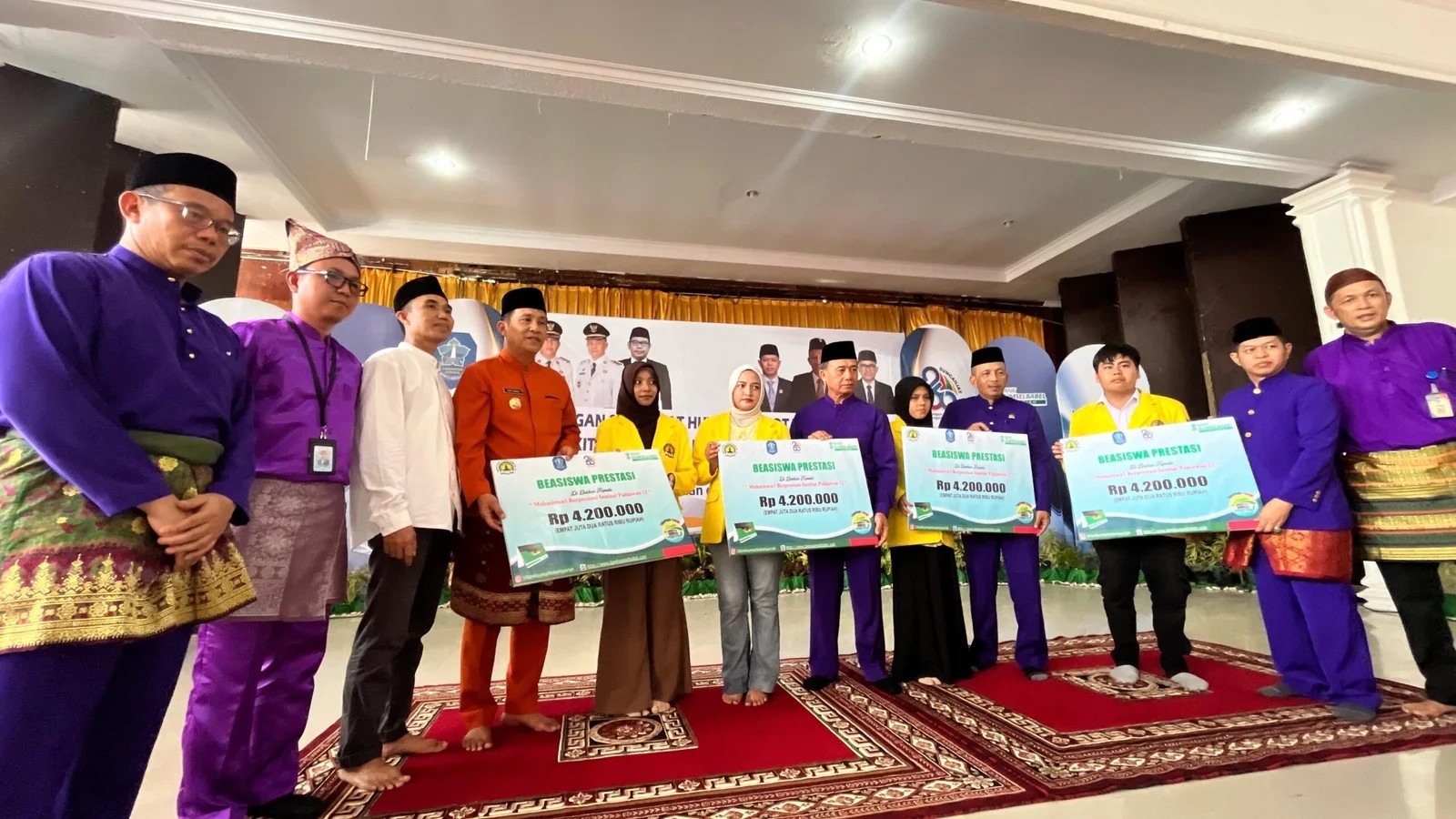 Bank Sumsel Babel Syariah Serahkan Beasiswa Rp 16,8 Juta untuk Mahasiswa Institut Pahlawan 12
